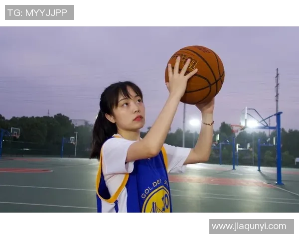 在篮球场上与男朋友的甜蜜时光与激情对决 在篮球场上与男朋友的甜蜜时光与激情对决